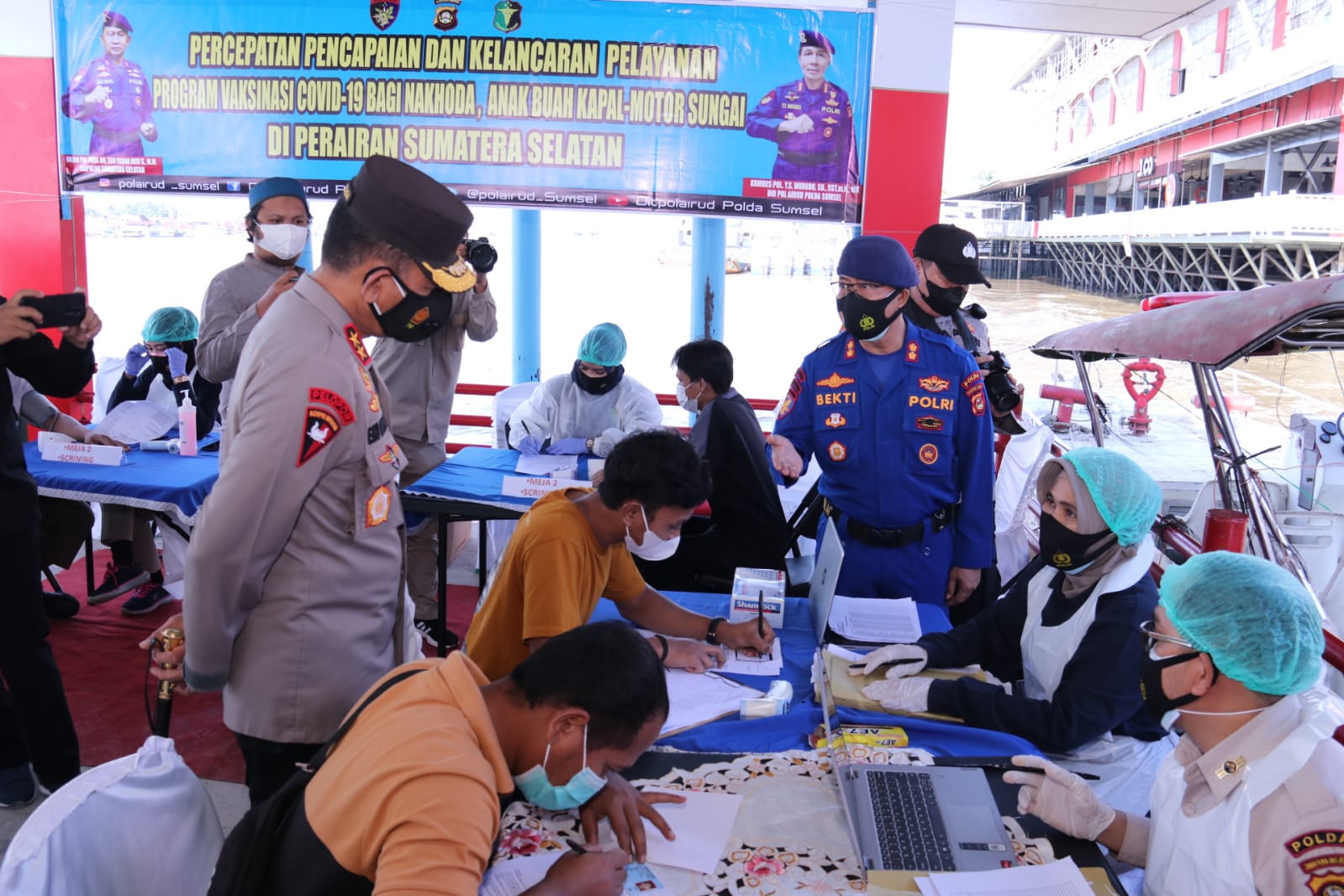 Kapolda Sumsel, Irjen Pol Prof Dr Eko Indra Heri S MM monitoring vaksinasi terapung Kamis (15/07) di Dermaga Benteng Kuto Besak Palembang.