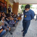 Direktur Ditres Narkoba Polda Sumsel saat menginterogasi salah satu pengunjung yang hasil urinenya positif