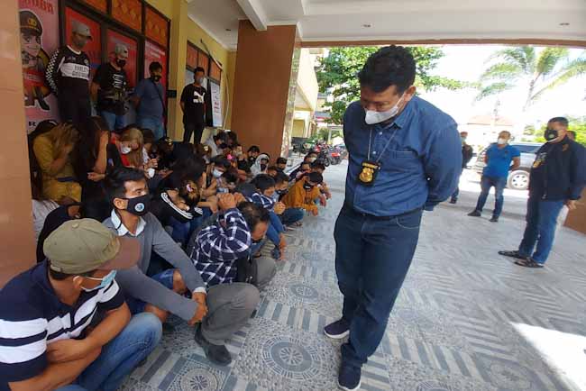 Direktur Ditres Narkoba Polda Sumsel saat menginterogasi salah satu pengunjung yang hasil urinenya positif