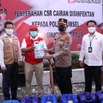Kapolda Sumsel Irjen Pol Prof Dr Eko Indra Heri S.MM menerima bantuan disinfektan dan liquid oksigen dari PT OKI Pulp dan Paper Mils sebanyak 1.000 liter yang diserahkan di Halaman Gedung Promoter Mapolda Sumsel, Senin (12/7)