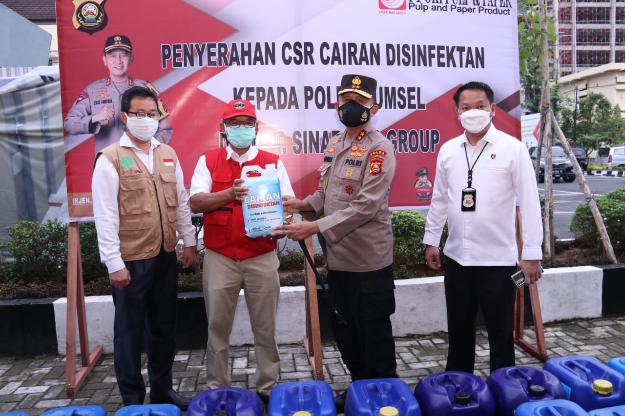 Kapolda Sumsel Irjen Pol Prof Dr Eko Indra Heri S.MM menerima bantuan disinfektan dan liquid oksigen dari PT OKI Pulp dan Paper Mils sebanyak 1.000 liter yang diserahkan di Halaman Gedung Promoter Mapolda Sumsel, Senin (12/7)