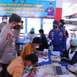 Kapolda Sumsel, Irjen Pol Prof Dr Eko Indra Heri S MM monitoring vaksinasi terapung Kamis (15/07) di Dermaga Benteng Kuto Besak Palembang.